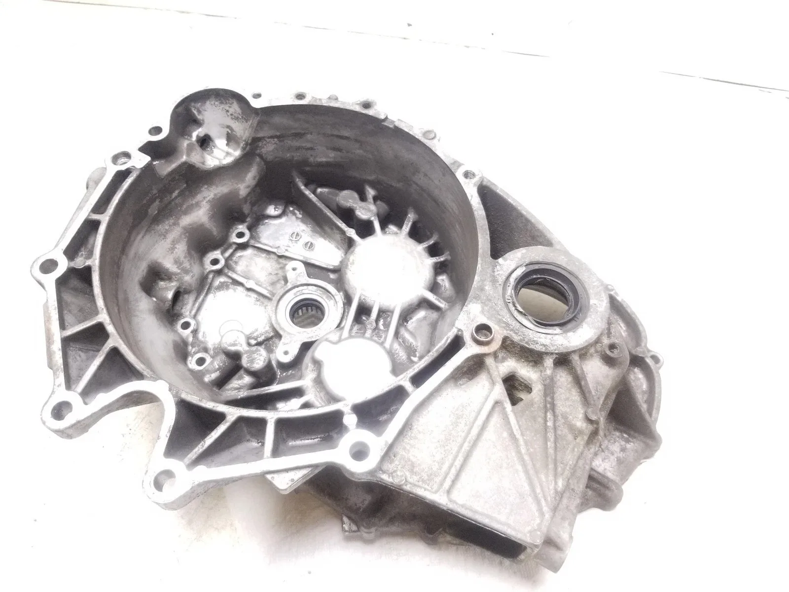 2014 - 2016 Kia Soul Automatic Transmission Bell Housing OEM image 4
