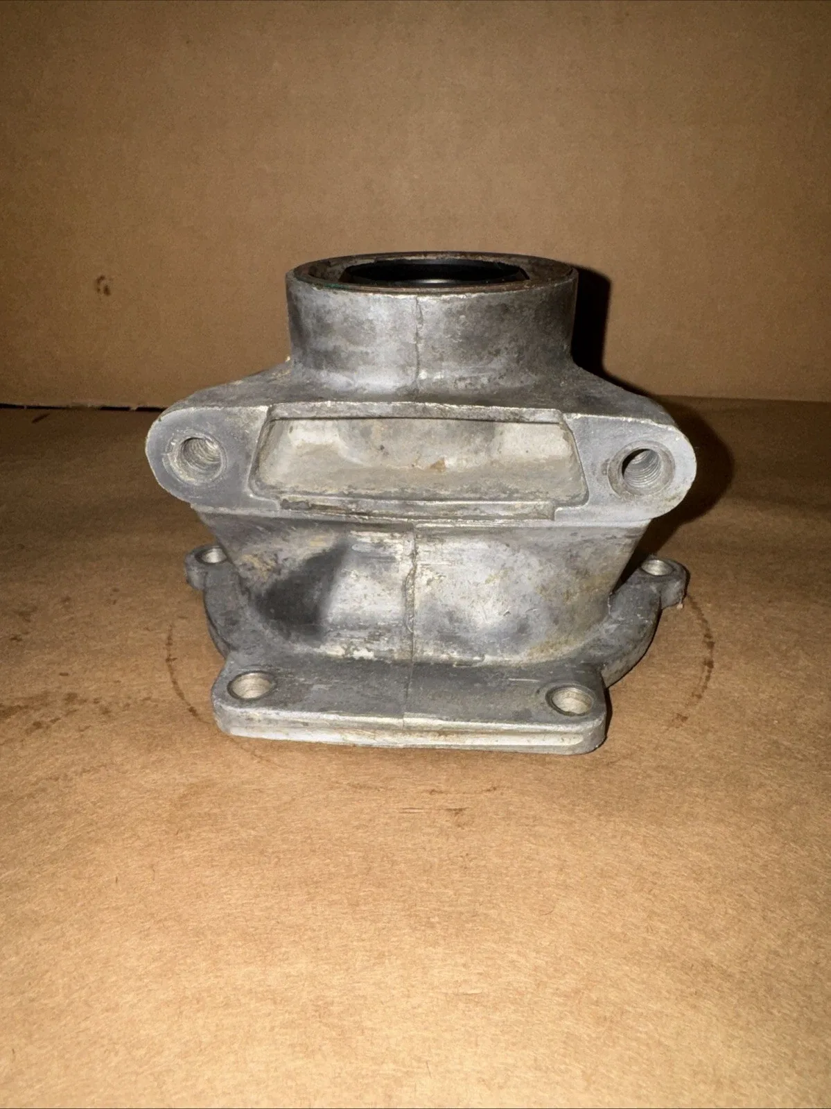 GM 400 4 Inch Tail Housing, Large Bushing And Seal image 4