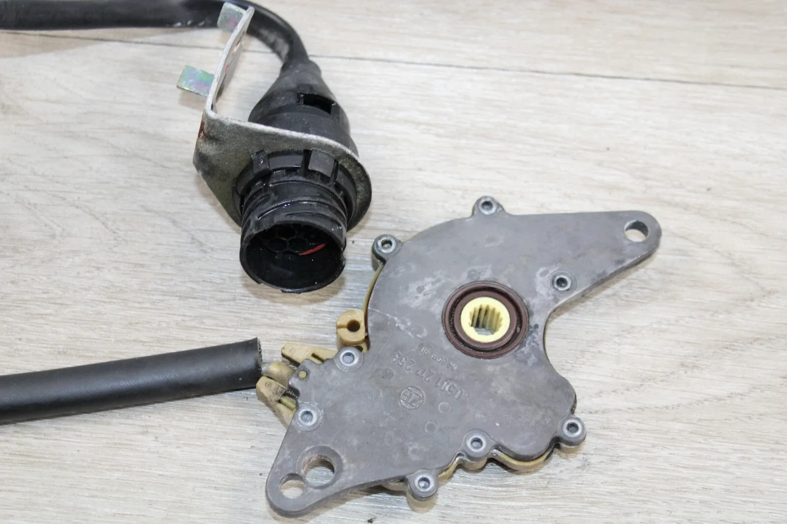 94-01 BMW E38 750IL V12 M73 AUTO TRANSMISSION POSITION SWITCH GEAR SELECTOR image 4