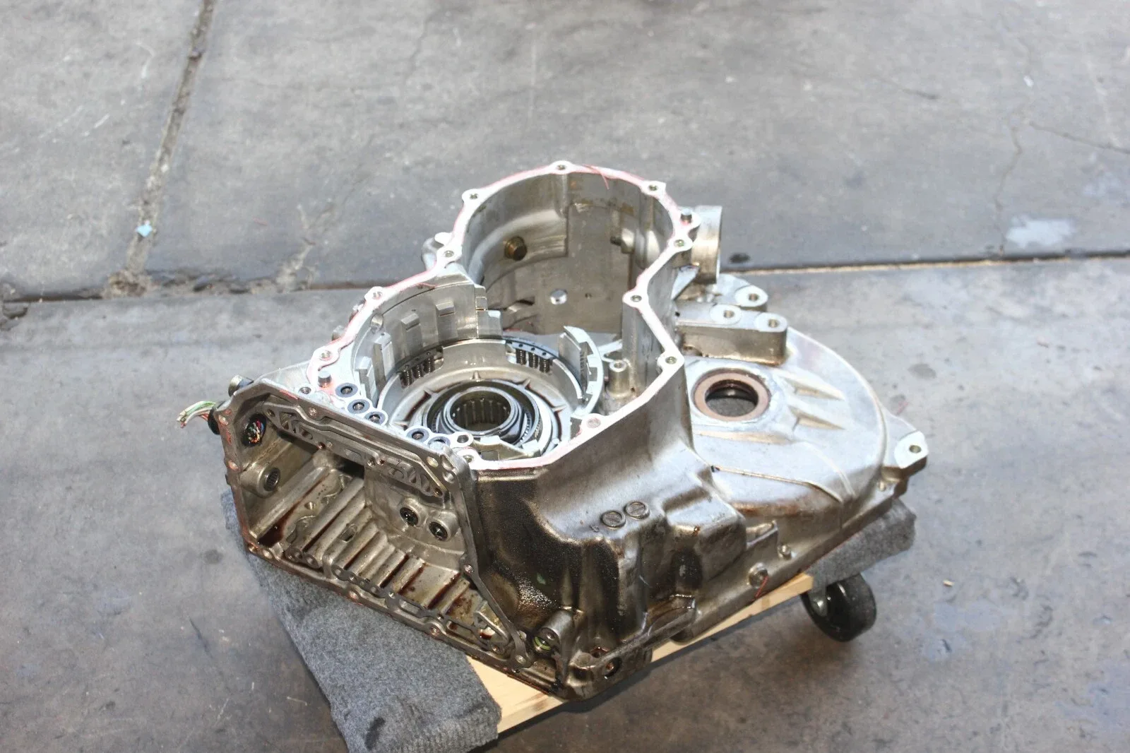 2003 Volvo XC70 Automatic Transmission Case OEM image 3