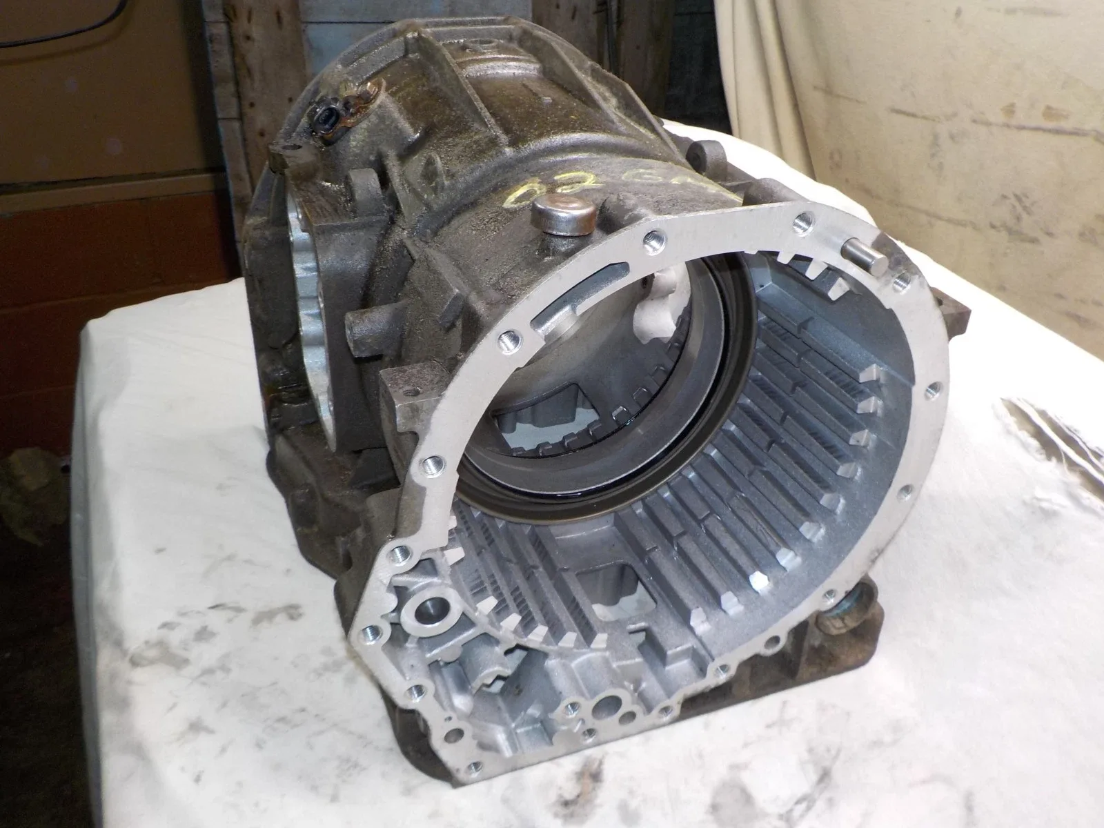 01 02 GMC Sierra 2500HD 3500 6.6 LB7 Allison 1000 main trans case # 29536808 image 2