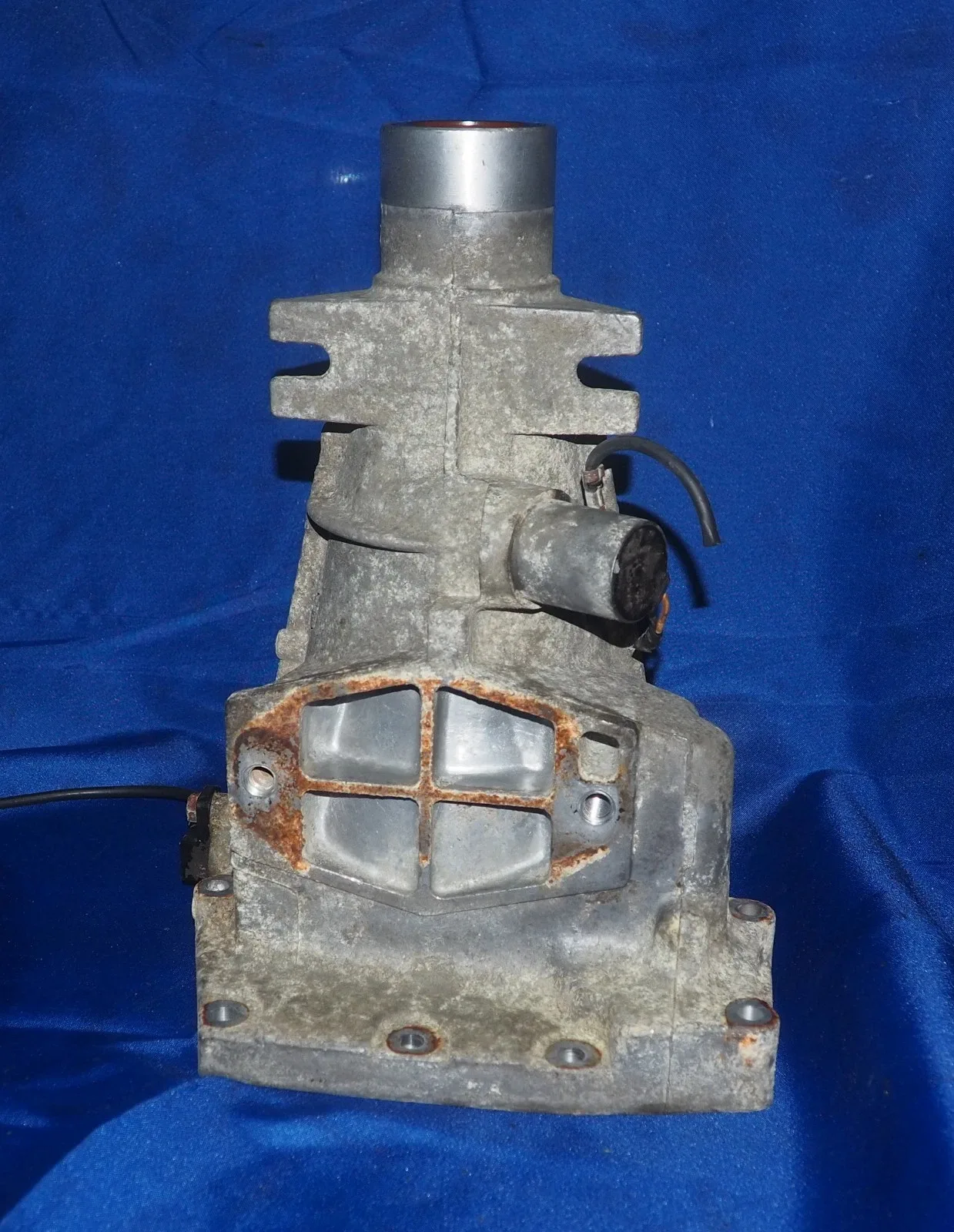 1990-1996 Nissan 300ZX Non Turbo Automatic Transmission Tail Shaft Housing OEM image 4