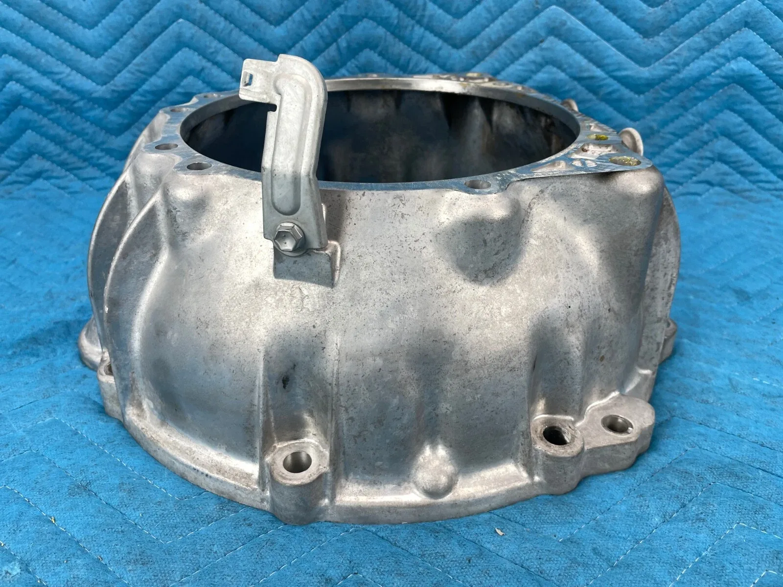 Lexus SC430 6 speed Automatic Transmission Bell Housing w/ Bolts 2004-2007 OEM image 3