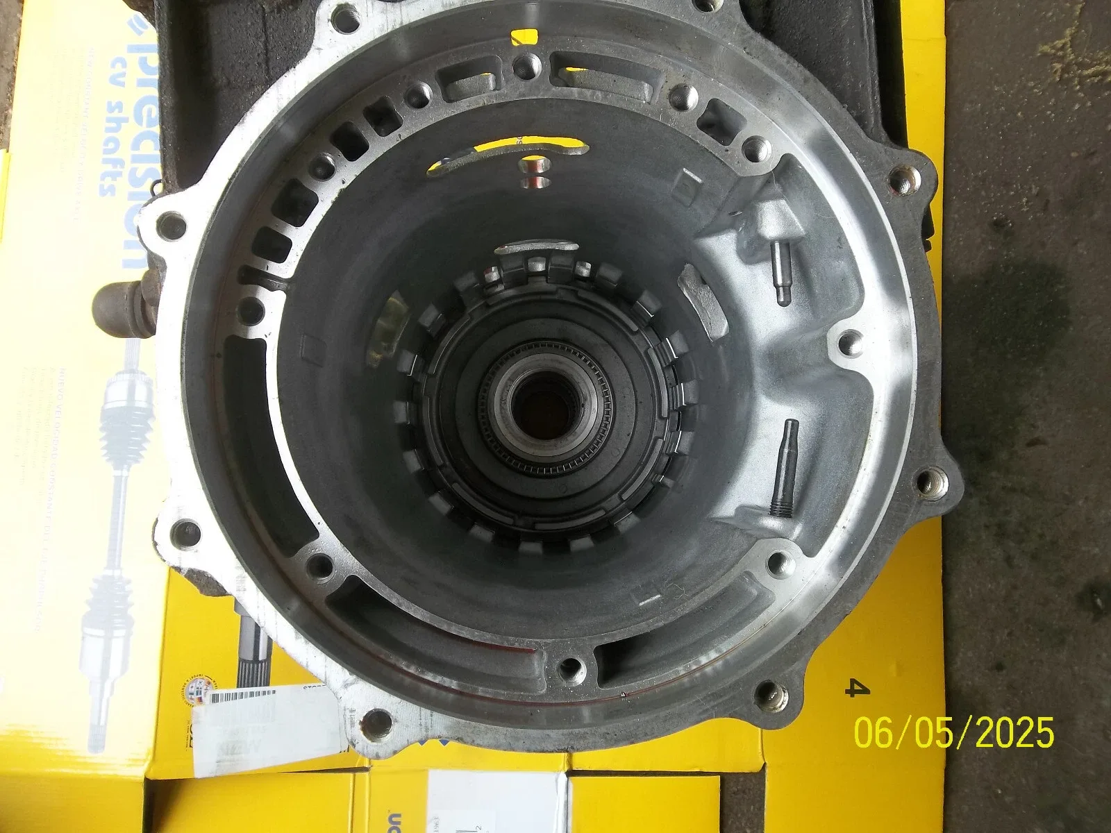 Transmission housing w/lower componants intact '09 Kia Borrego 5 speed automatic image 2