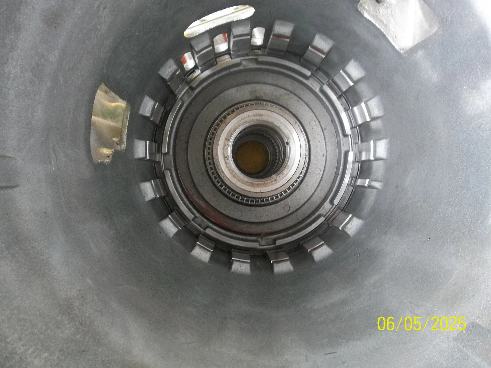 Transmission housing w/lower componants intact '09 Kia Borrego 5 speed automatic image 3