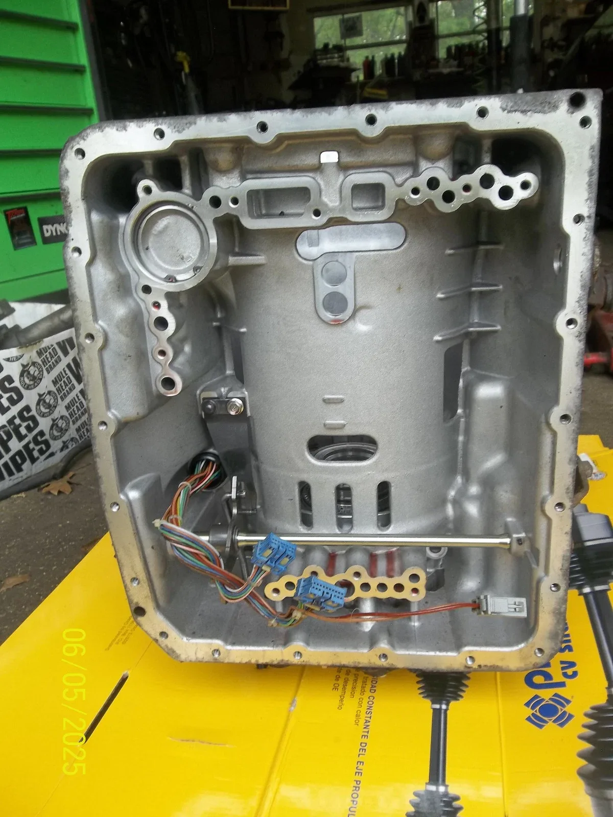Transmission housing w/lower componants intact '09 Kia Borrego 5 speed automatic image 4