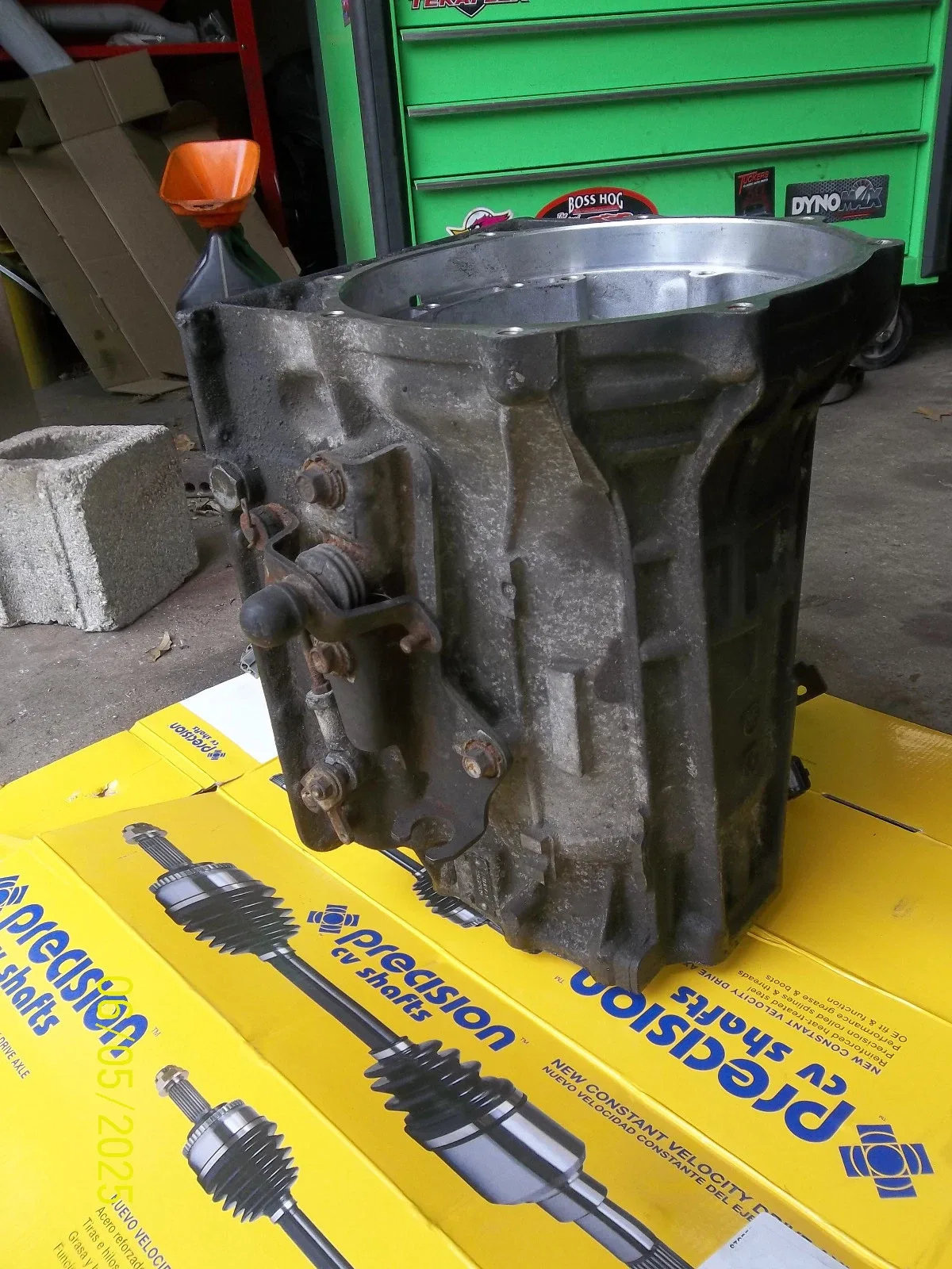 Transmission housing w/lower componants intact '09 Kia Borrego 5 speed automatic