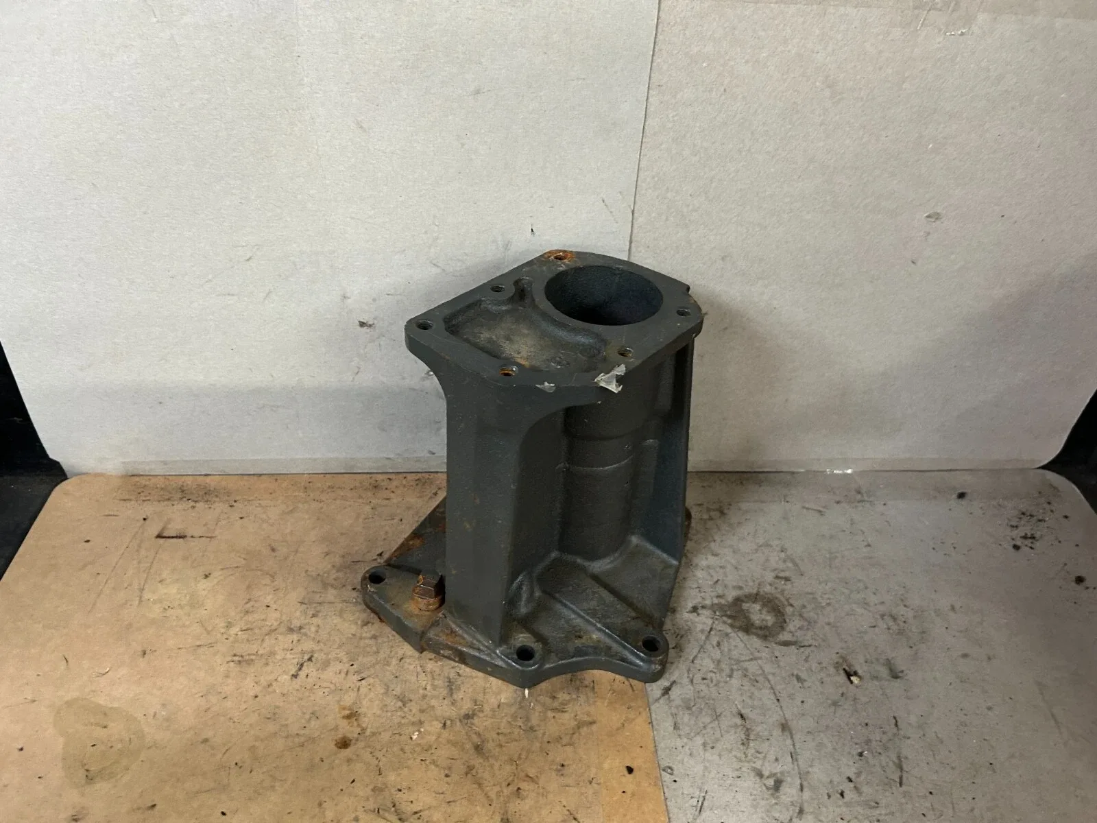 R3 - TRANSMISSION EXTENSION TAIL HOUSING 544284 image 2