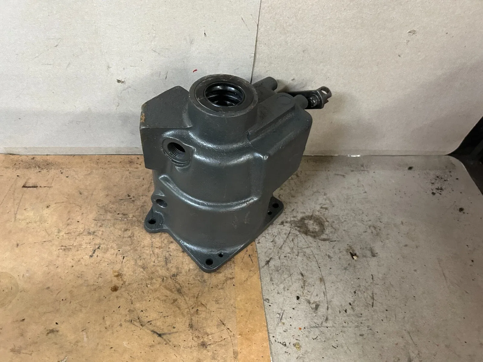 R4 - TRANSMISSION EXTENSION TAIL HOUSING R7B-1