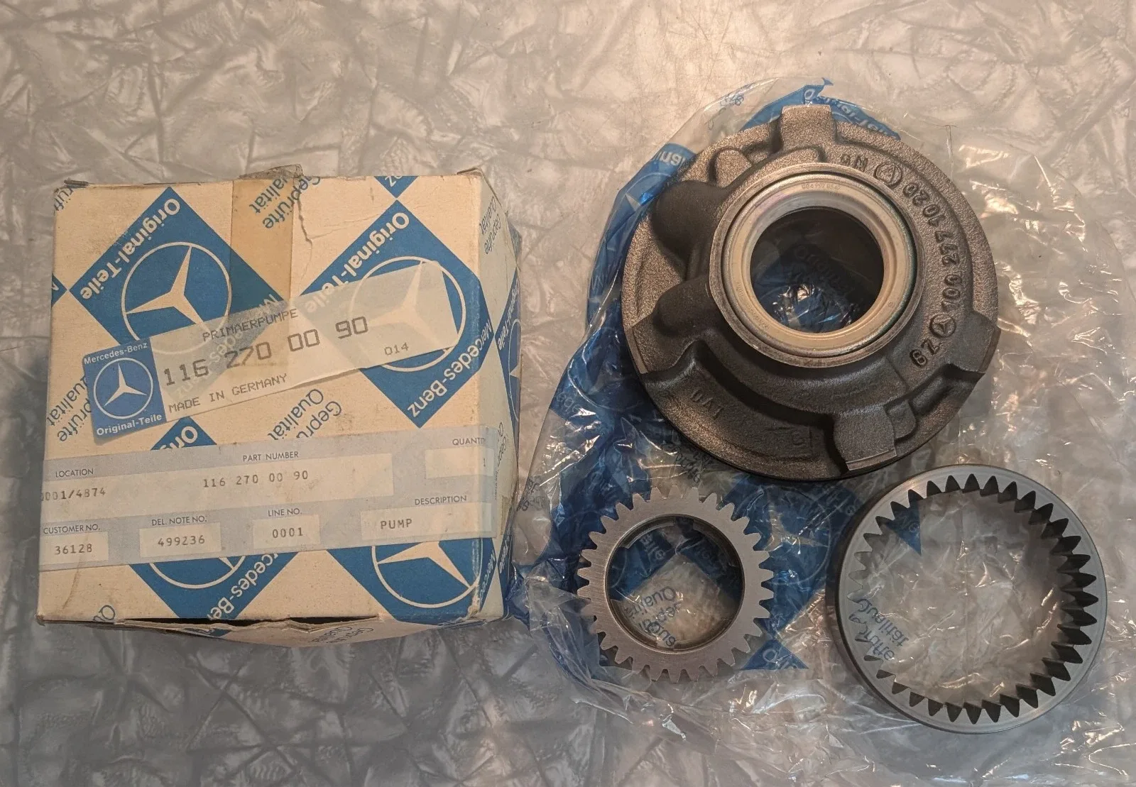 New NOS MERCEDES-BENZ 116 270 00 90 Housing, with Primary Pump