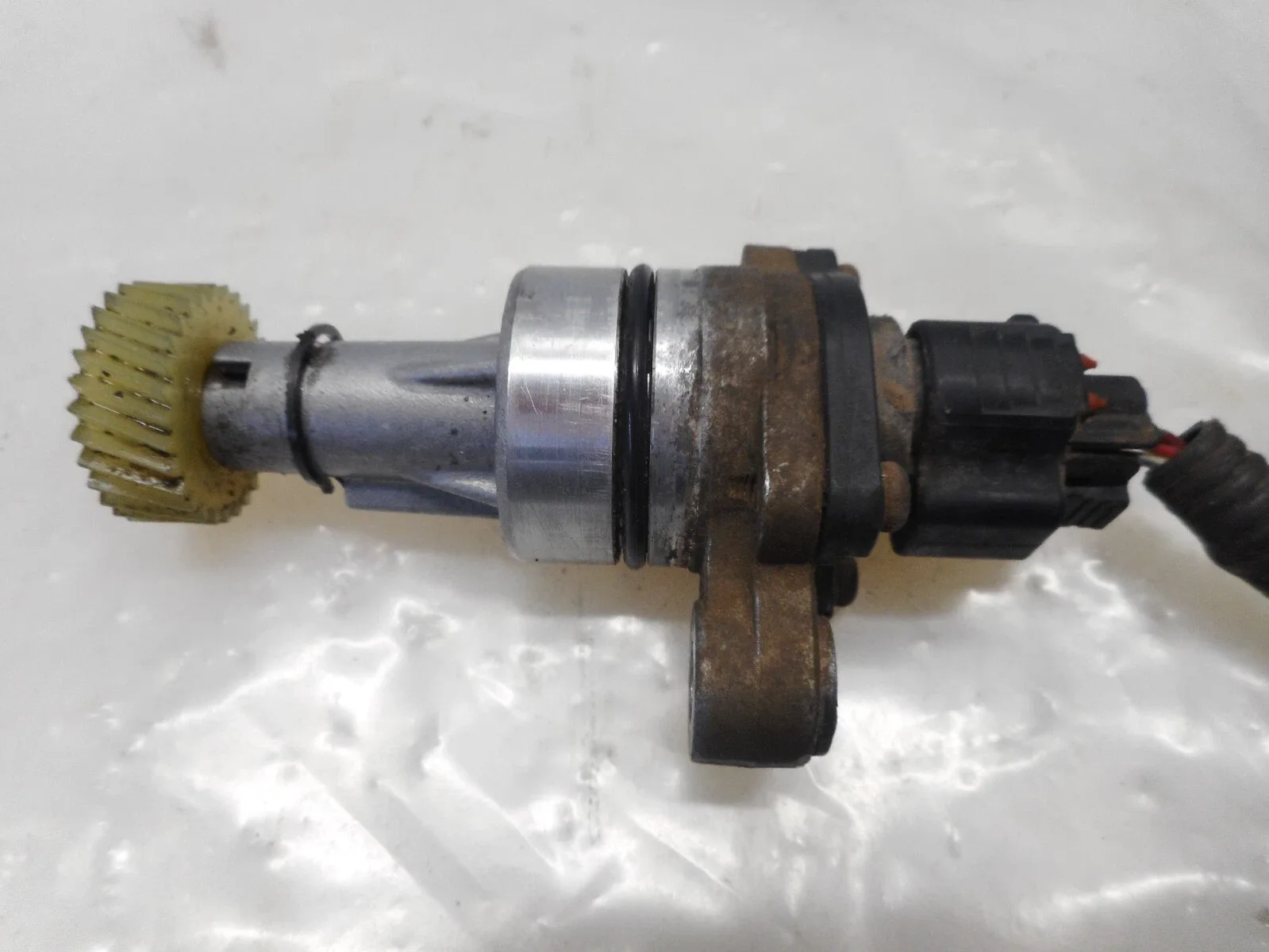 2001 CHEVROLET PRIZM SPEEDOMETER GEAR HOUSING image 2