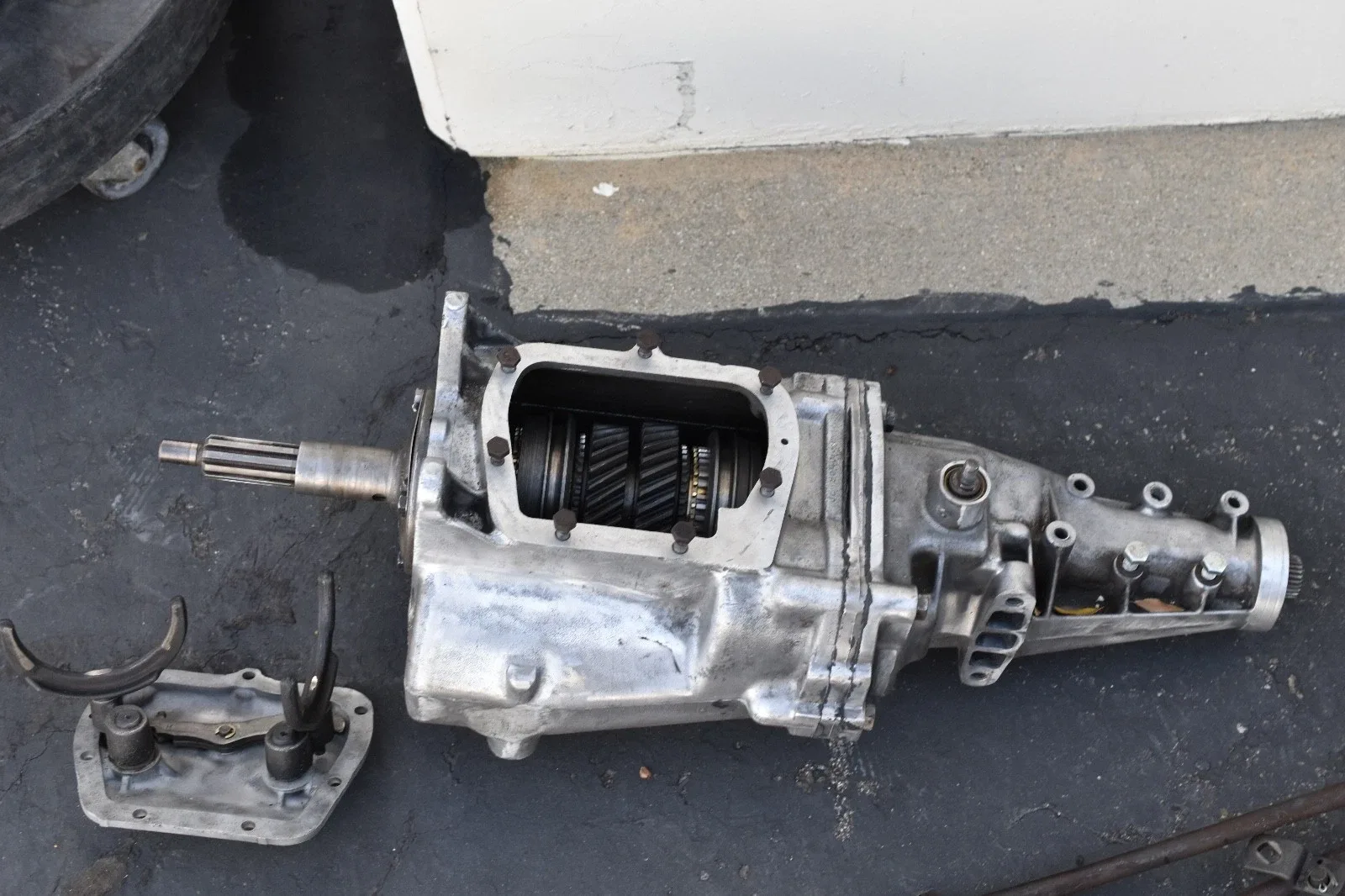 Muncie m20 transmission with bell housing and shifter image 2