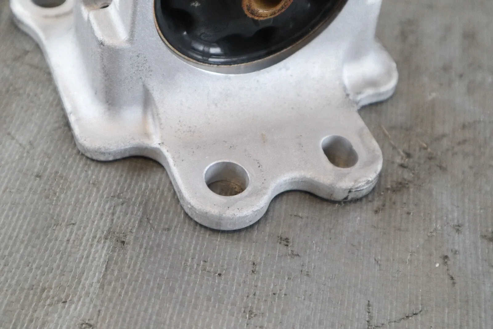 2024 NISSAN GT-R GTR T-SPEC R35 3.8L OEM BELT HOUSING ENGINE MOUNT #1645 image 3