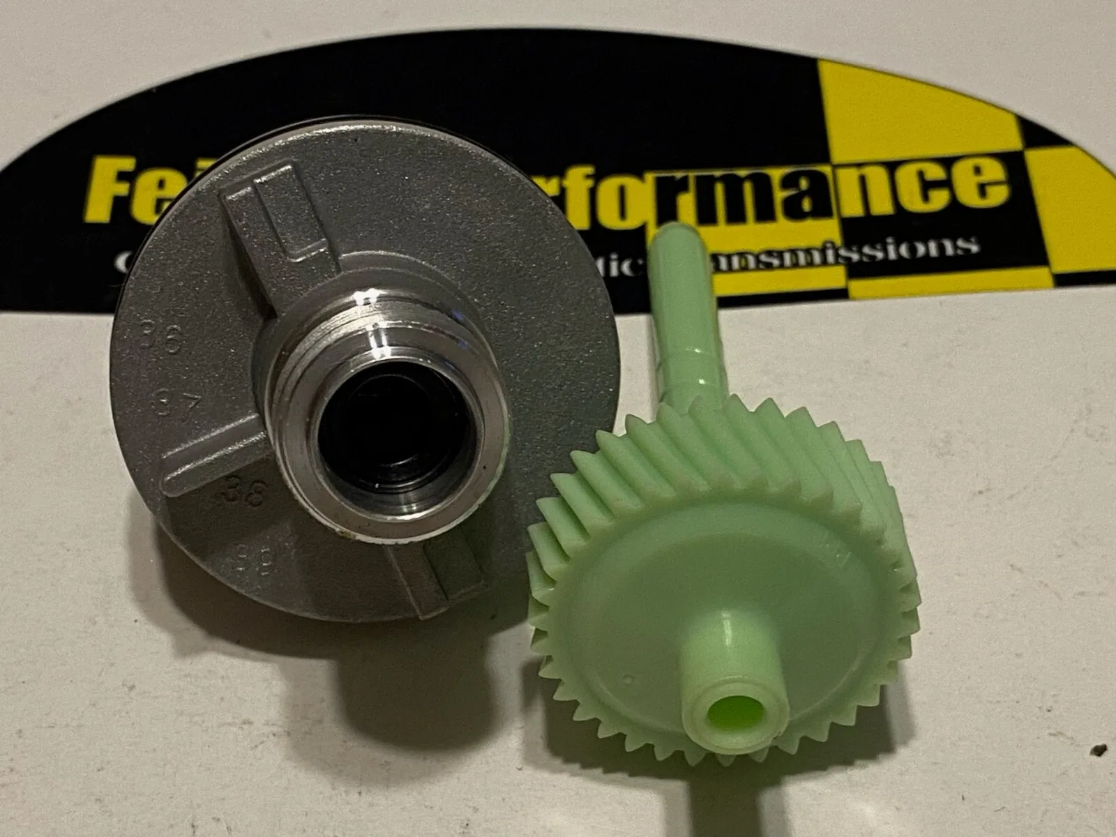 700R4  34 Tooth Speedometer Driven Gear & Matching Speedometer Gear Housing