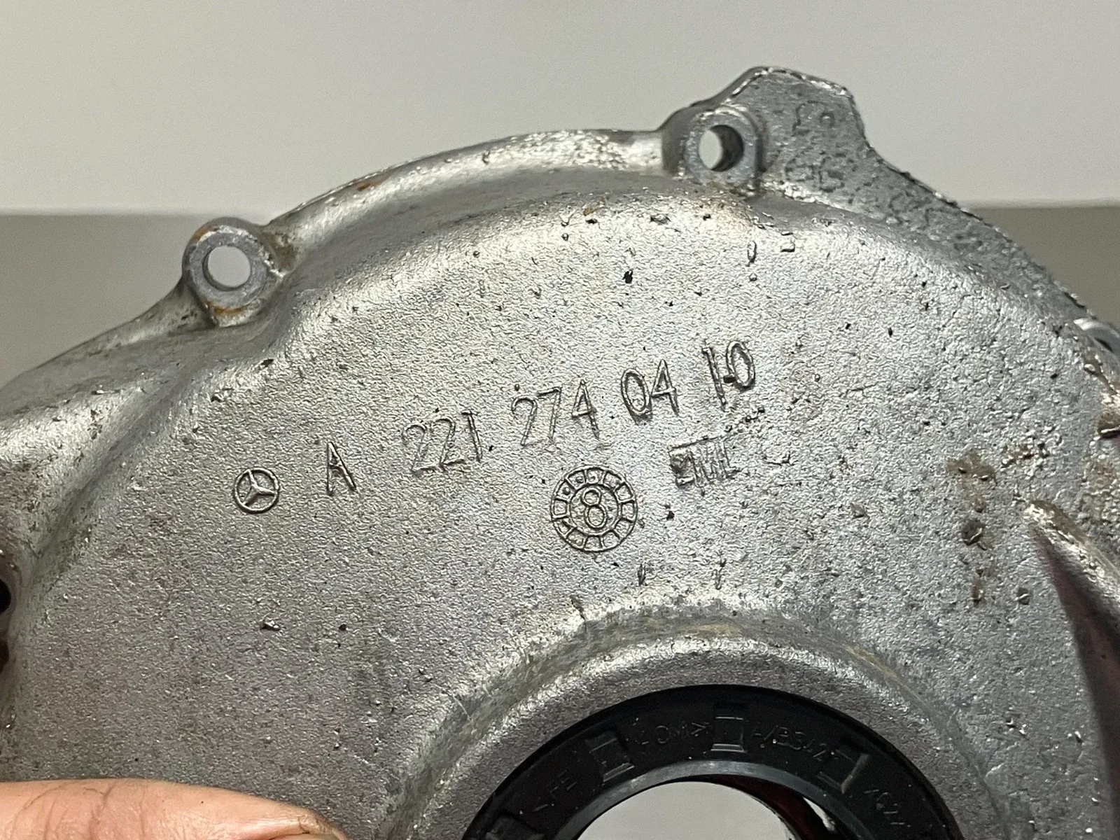 mercedes s550 c300 e350 4matic transmission to transfer case cover a2212740410 image 3