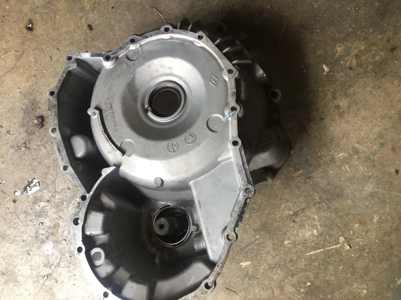 Zf4hp18 bell housing Saab 9000 with broke off bolt retainer image 2