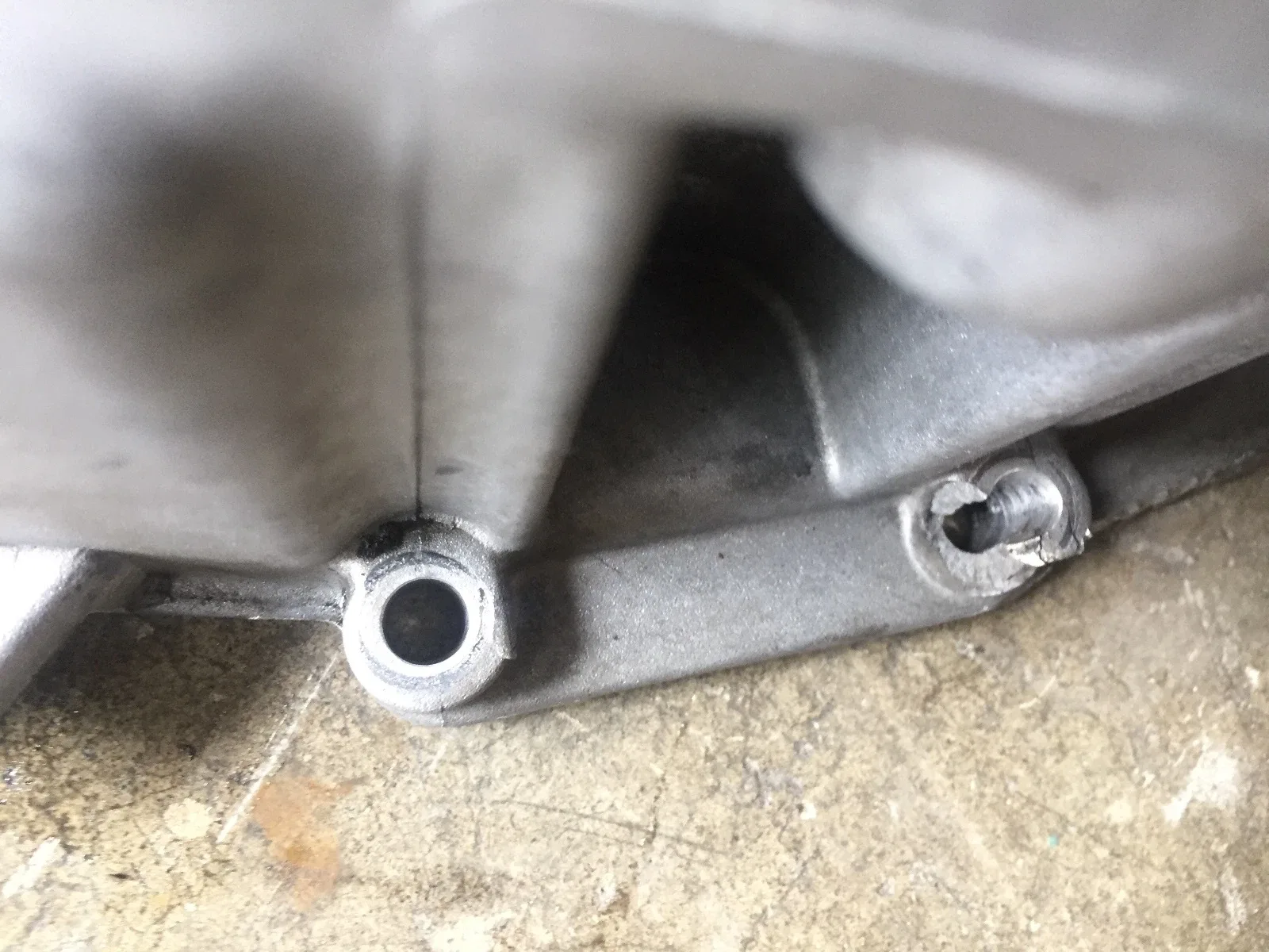 Zf4hp18 bell housing Saab 9000 with broke off bolt retainer image 3