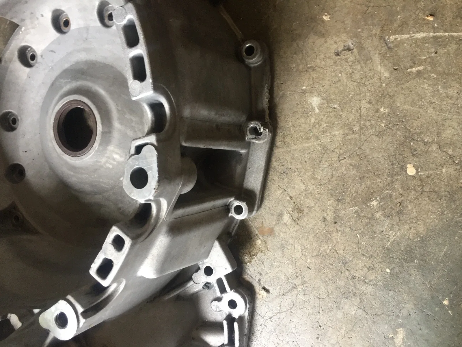 Zf4hp18 bell housing Saab 9000 with broke off bolt retainer image 4