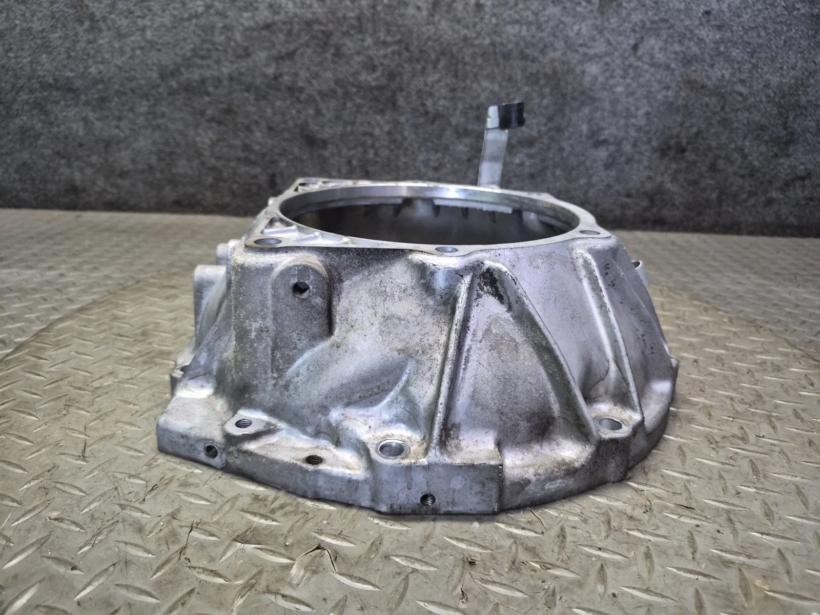 02-05 LEXUS JCE10L IS300 A650E J2 AUTOMATIC TRANSMISSION BELL HOUSING OEM image 3