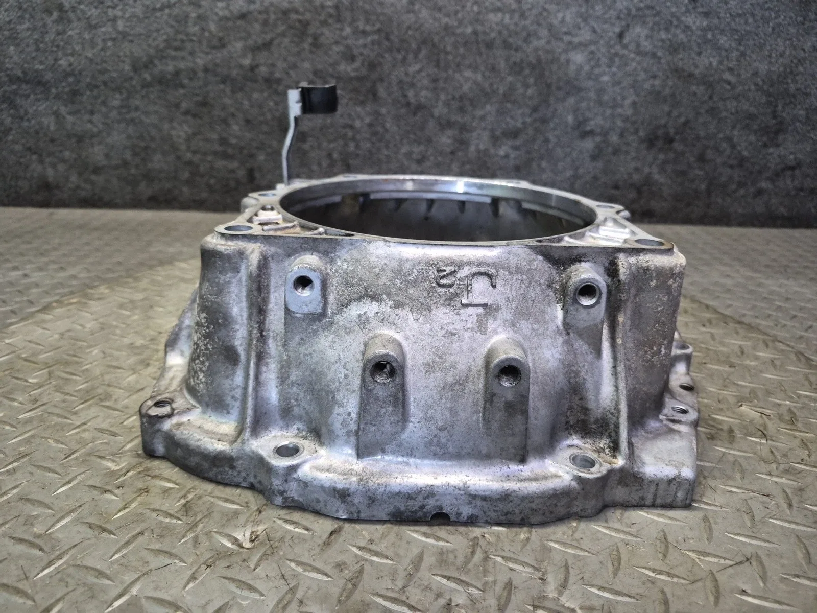 02-05 LEXUS JCE10L IS300 A650E J2 AUTOMATIC TRANSMISSION BELL HOUSING OEM image 4