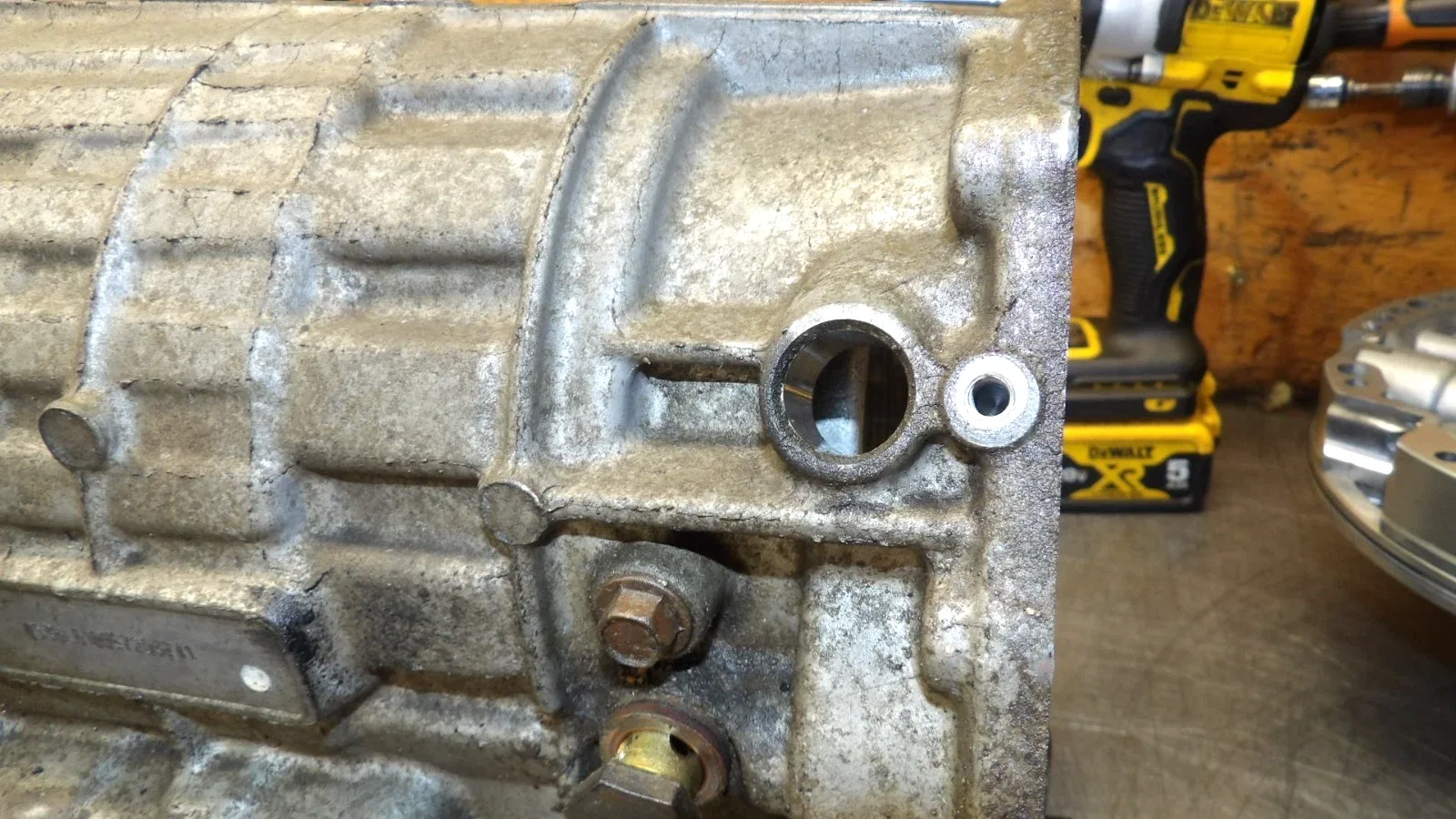 Subaru  4AT  Automatic Transmission  "  Case with Shift Linkage "   Very good image 3