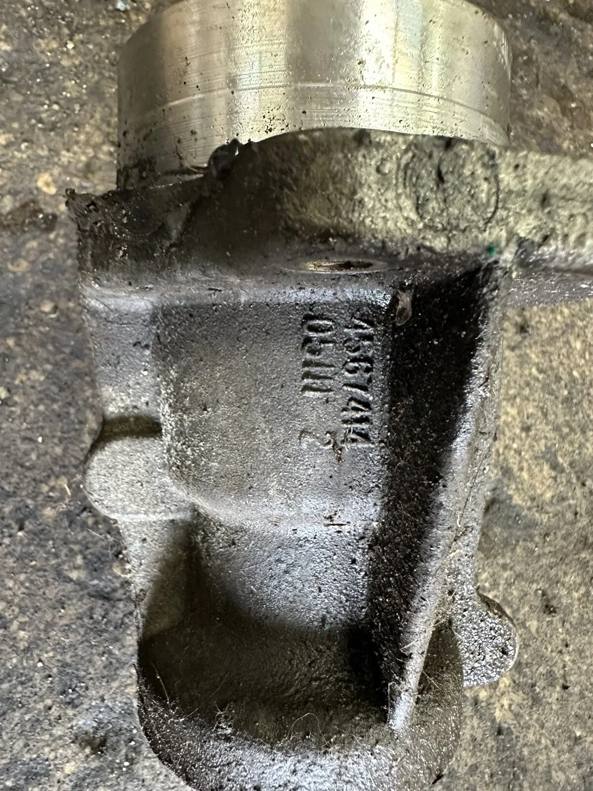 95 Dodge Grand Caravan 3.3 Transmission Extension Housing ML5E11 image 2