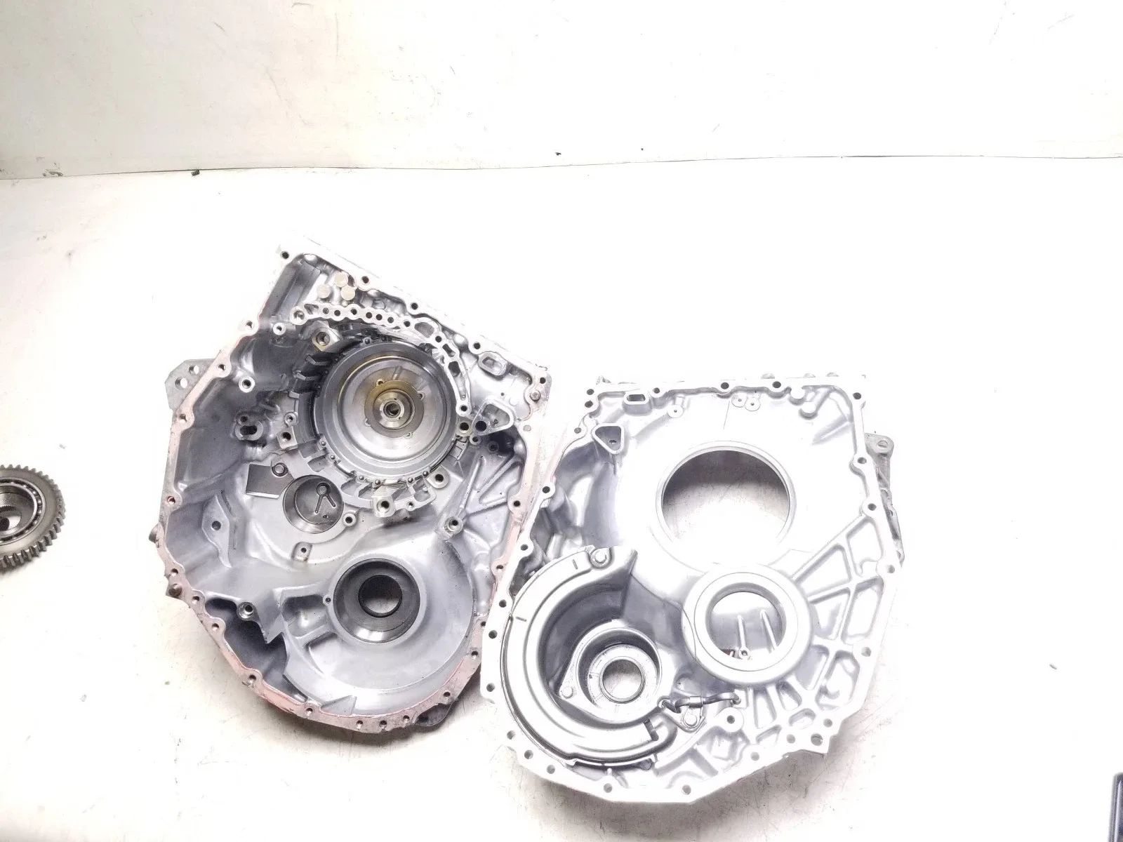 2015 Volvo S60 Automatic Transmission Bell Housin & Case Cover OEM TG-81SC image 2