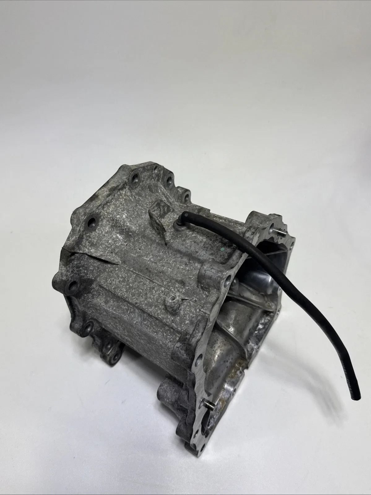 2017-2021 Infiniti Q60 AWD 7 Speed Automatic Transmission Tailshaft Housing OEM image 4