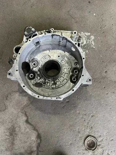 transmission bell housing 2008 UD 2000 J08E-TE image 3
