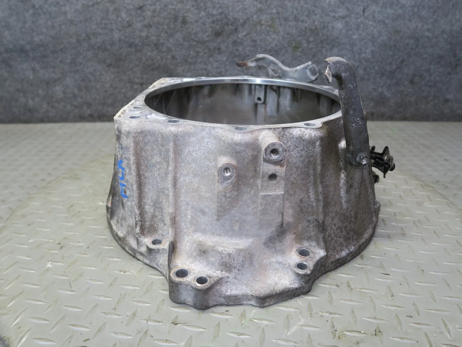 2008-2015 LEXUS URJ201L LX570 AUTOMATIC TRANSMISSION BELL HOUSING image 3