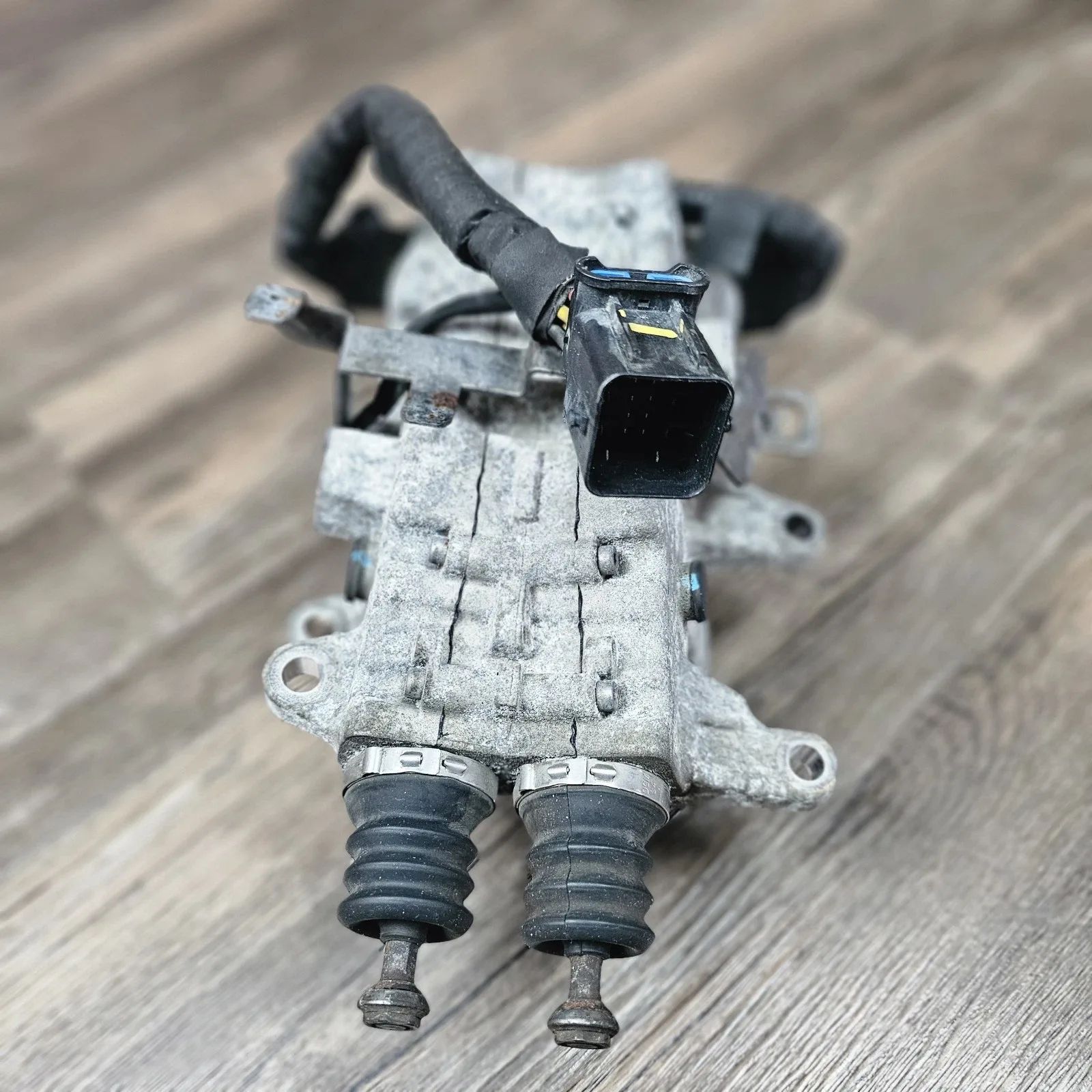 16-17 Hyundai Veloster Turbo DCT Transmission Gear Shift Actuator 43800-2D105 image 2