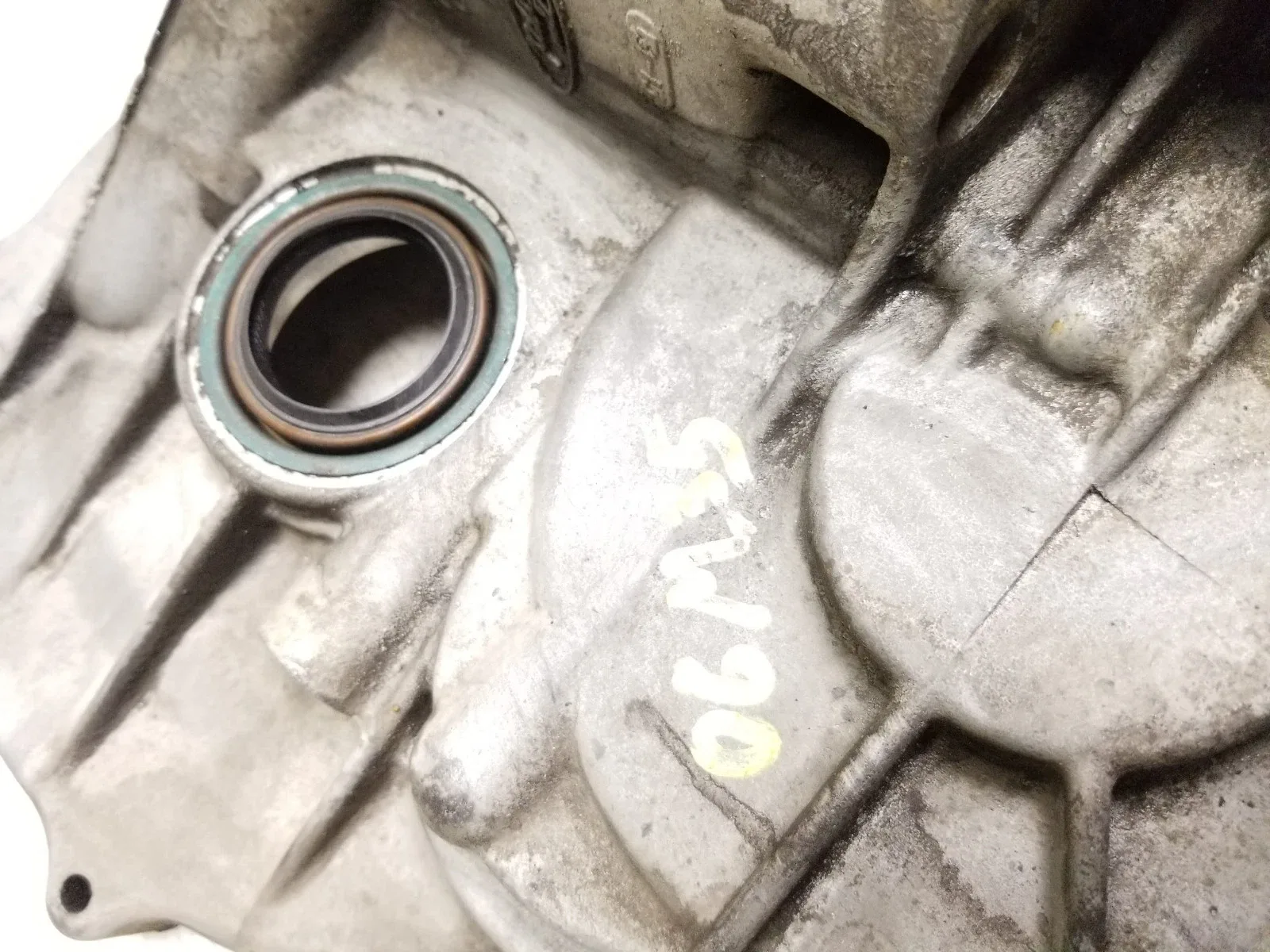2006 Infiniti M35 Automatic Transmission Case Housing OEM image 2