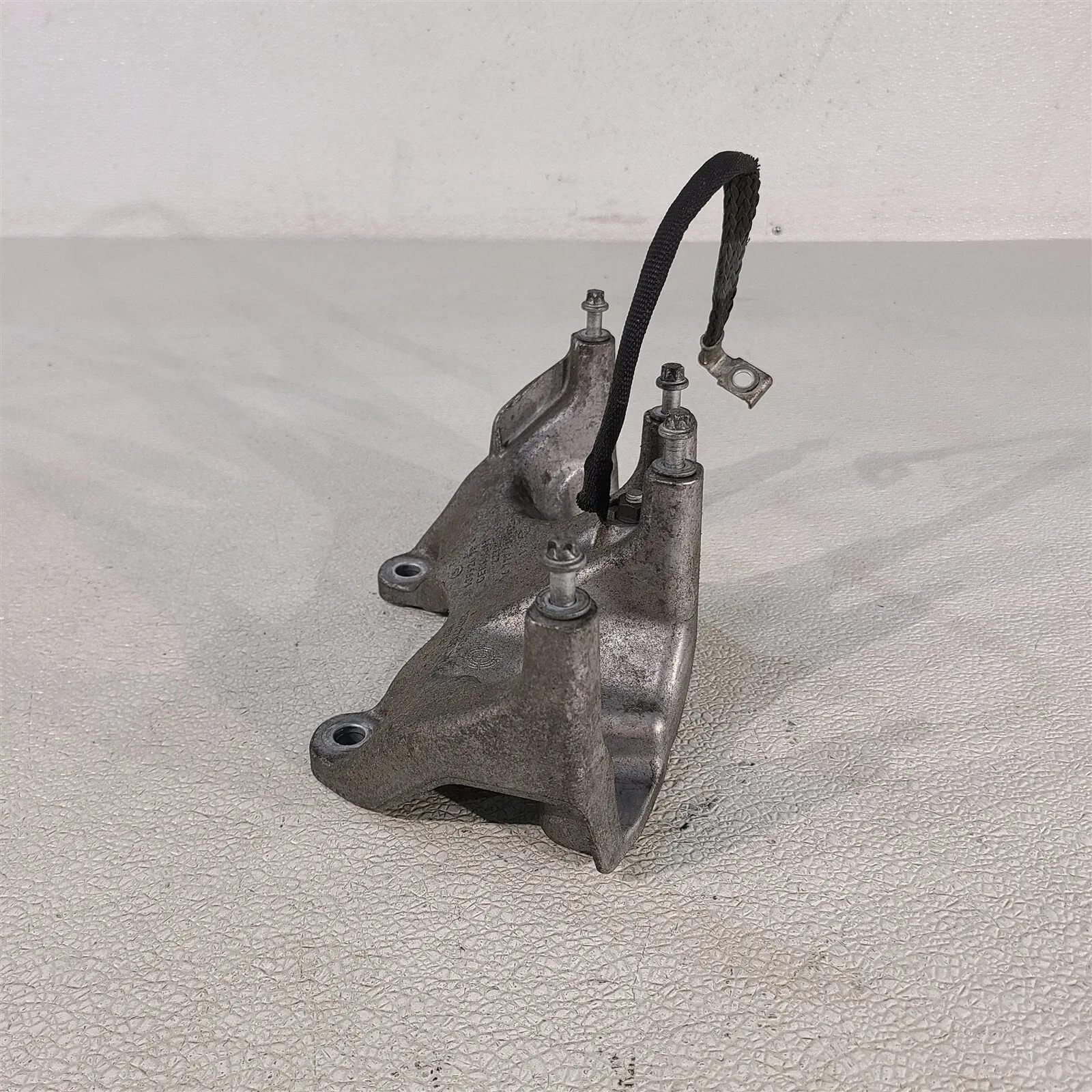 2011 BMW 740Li Transmission Tail Shaft Tailshaft Housing Mount Aa7497 image 3