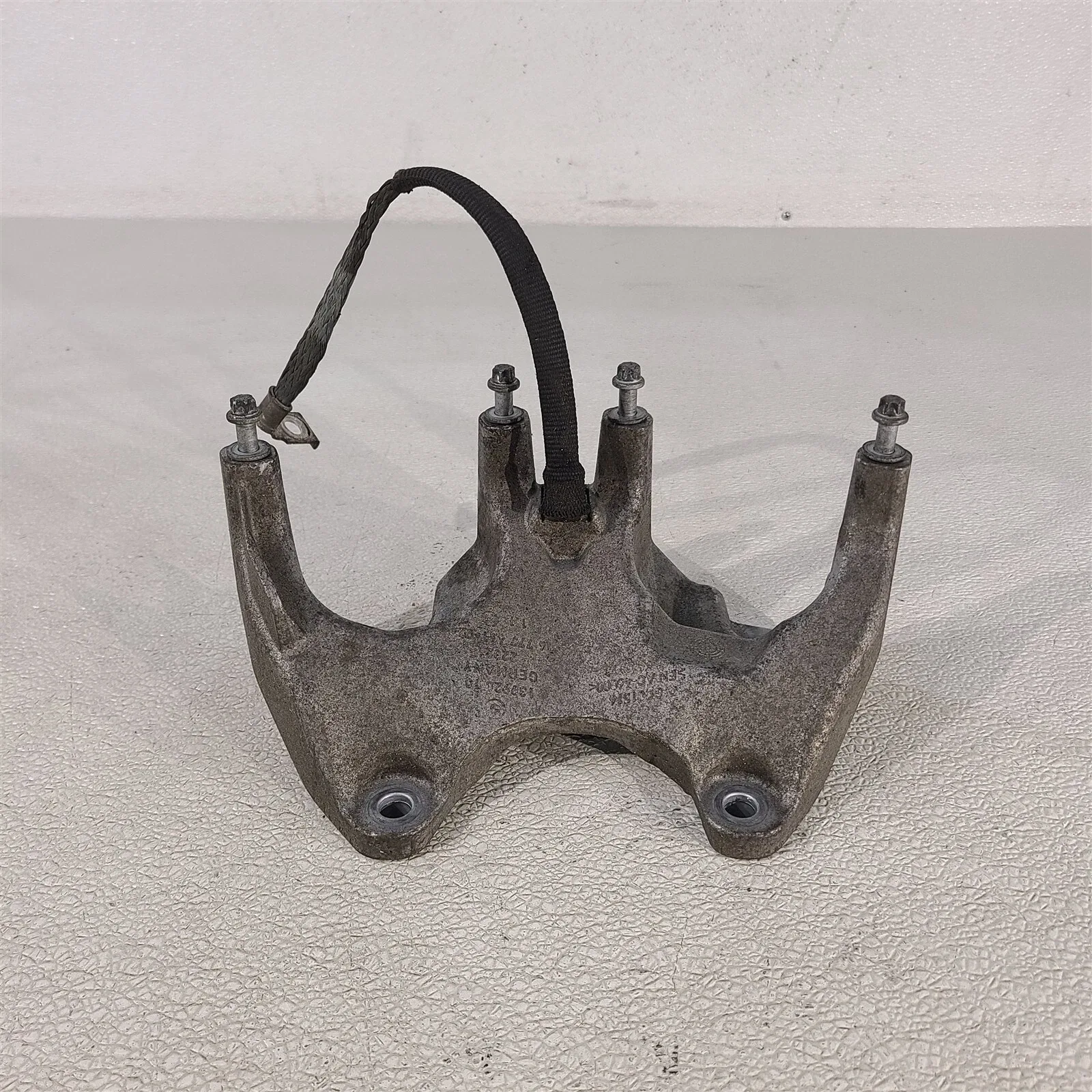 2011 BMW 740Li Transmission Tail Shaft Tailshaft Housing Mount Aa7497 image 4