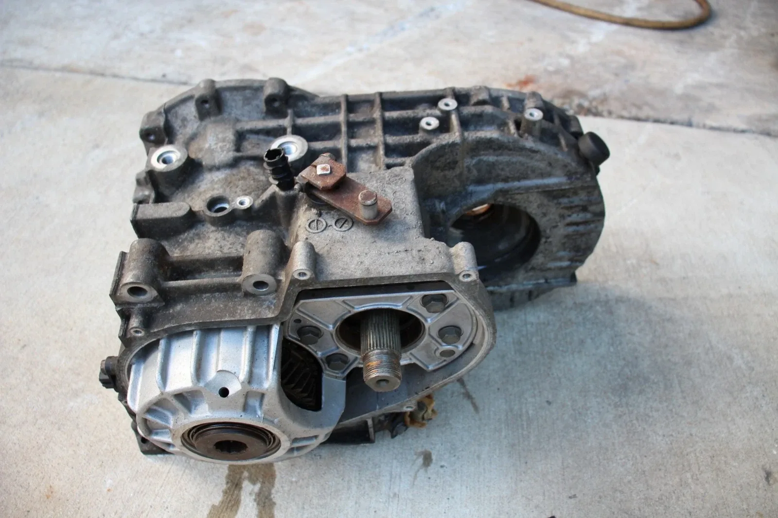 VW RIALTA EUROVAN TRANSMISSION HOUSING 01P 321 105 image 3