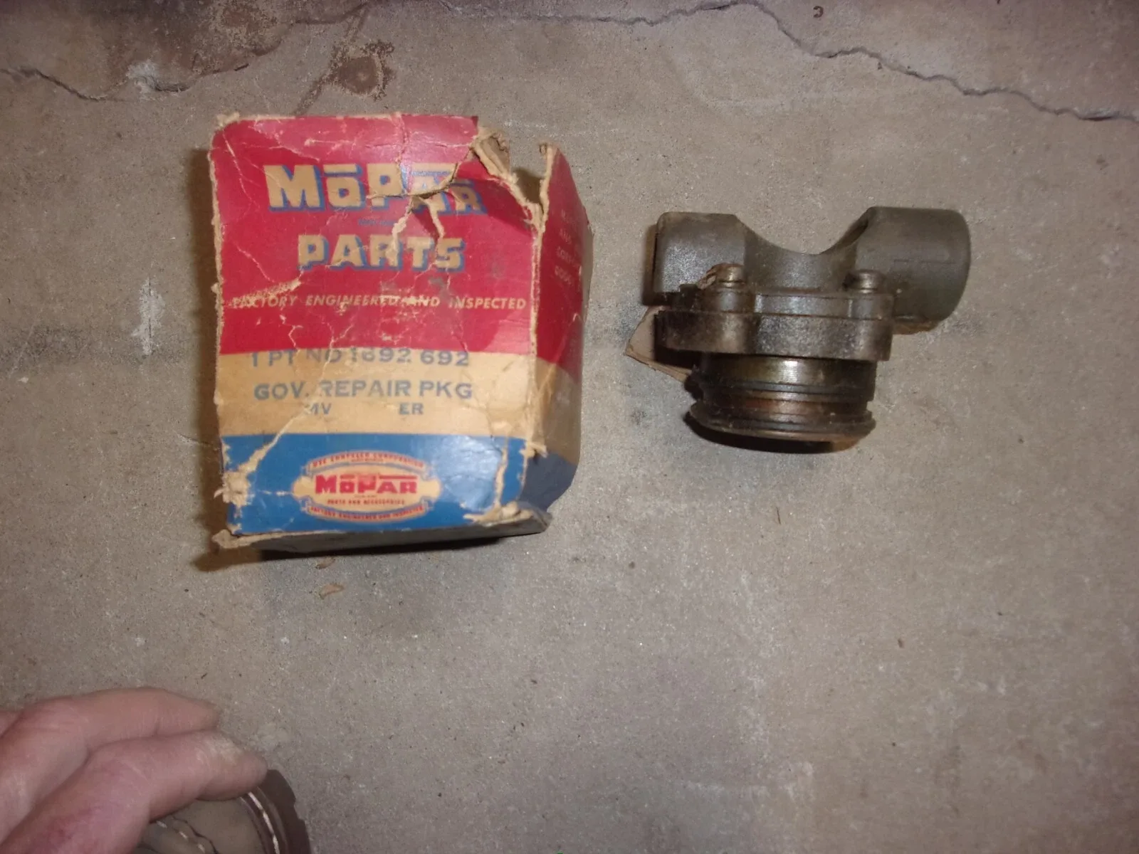 1957-58? Mopar/Chrysler Hemi/Poly Torqueflite Govenor Housing NOS #1692692 image 2