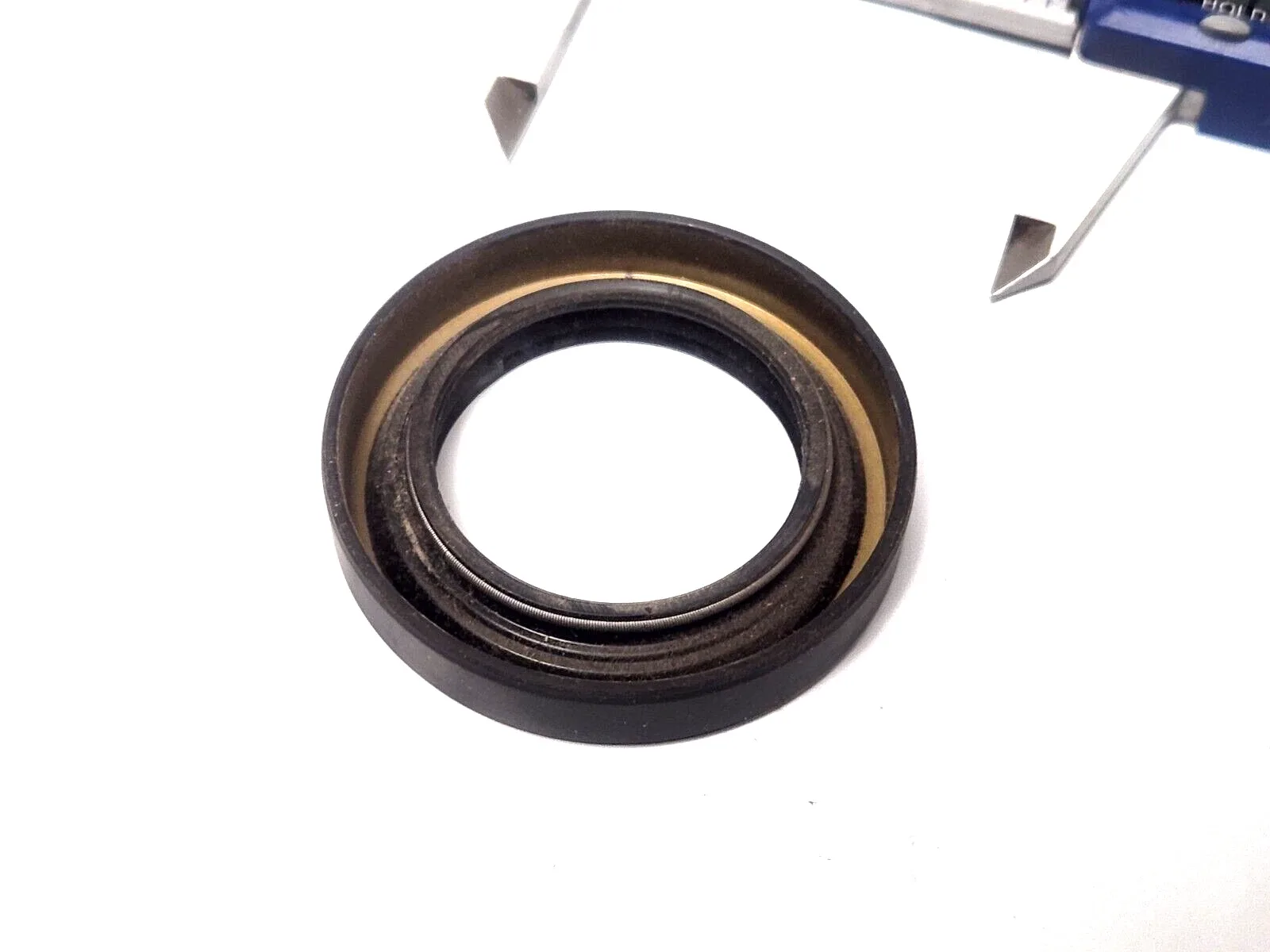 .For SM26 TRANSFER CASE Rear Extension Housing Seal 2003-07 image 3