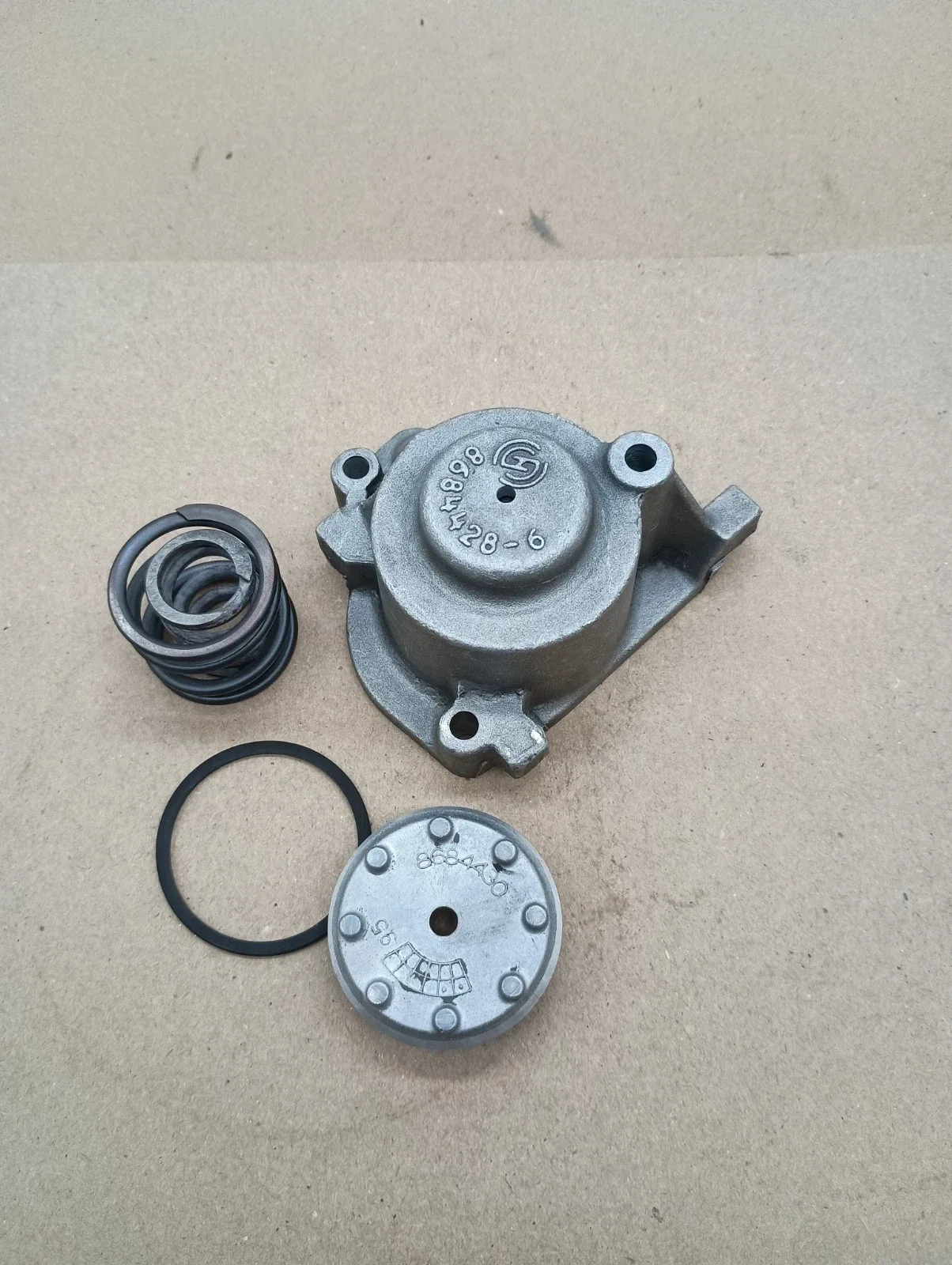 GM 4L60E AUTOMATIC TRANSMISSION 1-2 ACCUMULATOR ASSEMBLY 8684428
