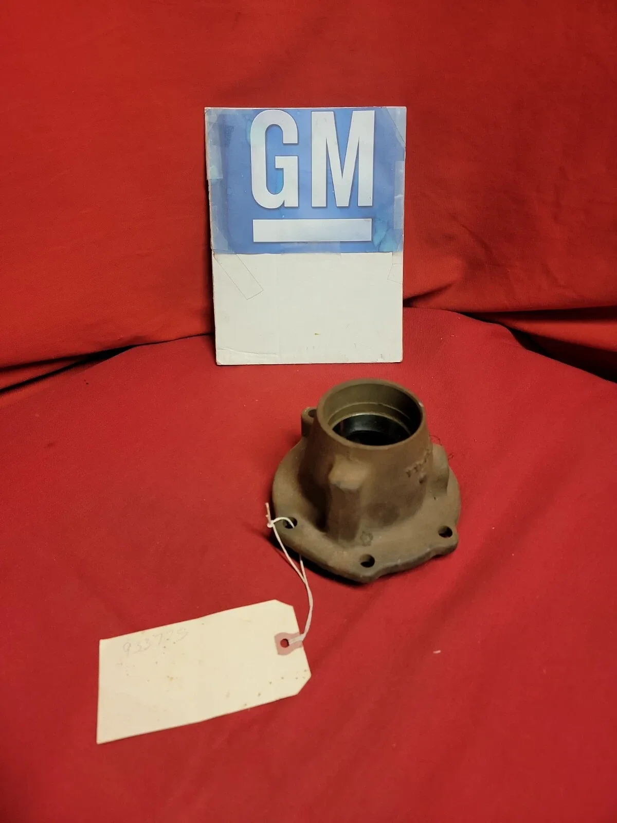 NOS GM REAR OUTPUT HOUSING 933725