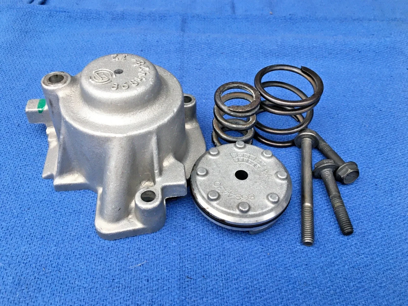 96-up 4L60E 1-2 Accumulator Cover Small Pin Type Piston Spring Bolts Housing OEM image 3