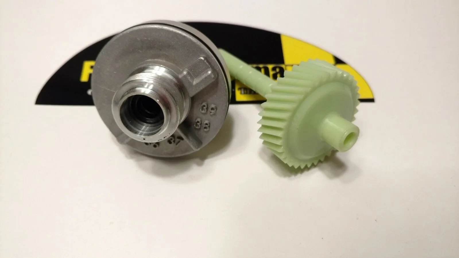 GM NP208  34 Tooth Speedometer Gear & Matching Speedometer Gear Housing
