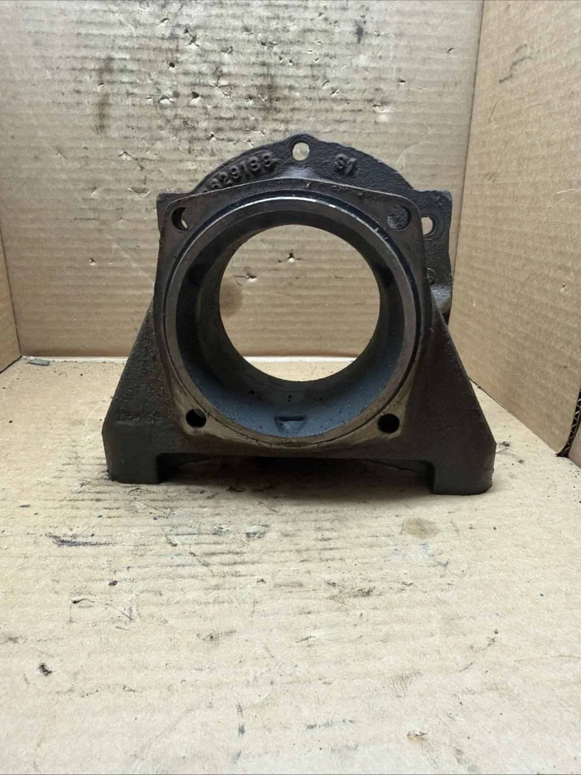 GM 700R OEM Transfer Case Adapter Housing 6 Bolt to 4 15829188 image 3