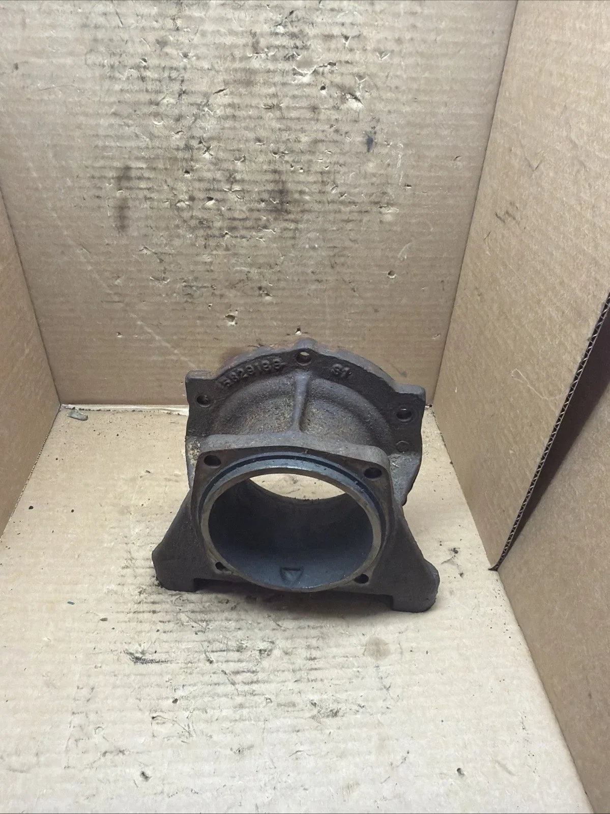 GM 700R OEM Transfer Case Adapter Housing 6 Bolt to 4 15829188