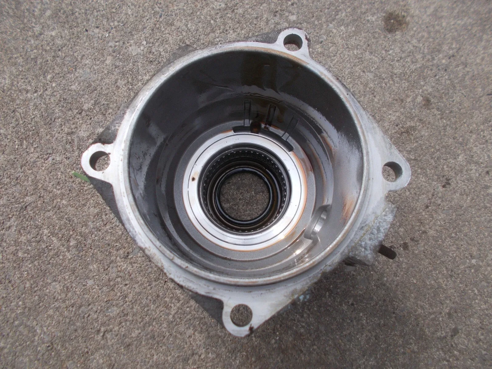 Volvo S80 2.9L 6 Cyl Auto Transmission Gear Snout Housing 99 00 01 Used OEM P2 image 3