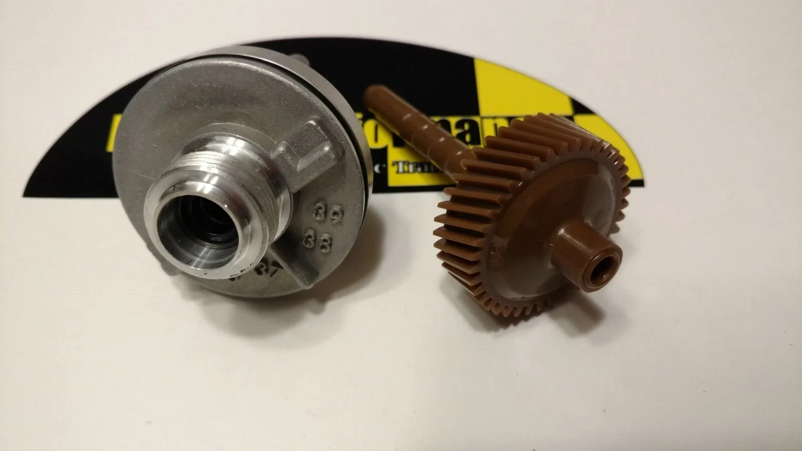 GM NP833 39 Tooth Speedometer Gear & Matching Speedometer Gear Housing