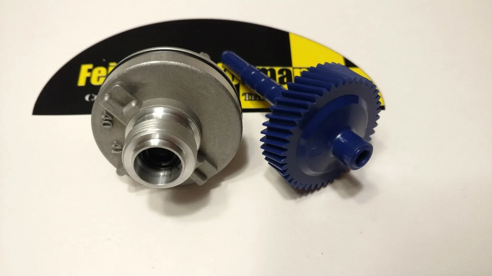 GM NP833 43 Tooth Speedometer Gear & Matching Speedometer Gear Housing