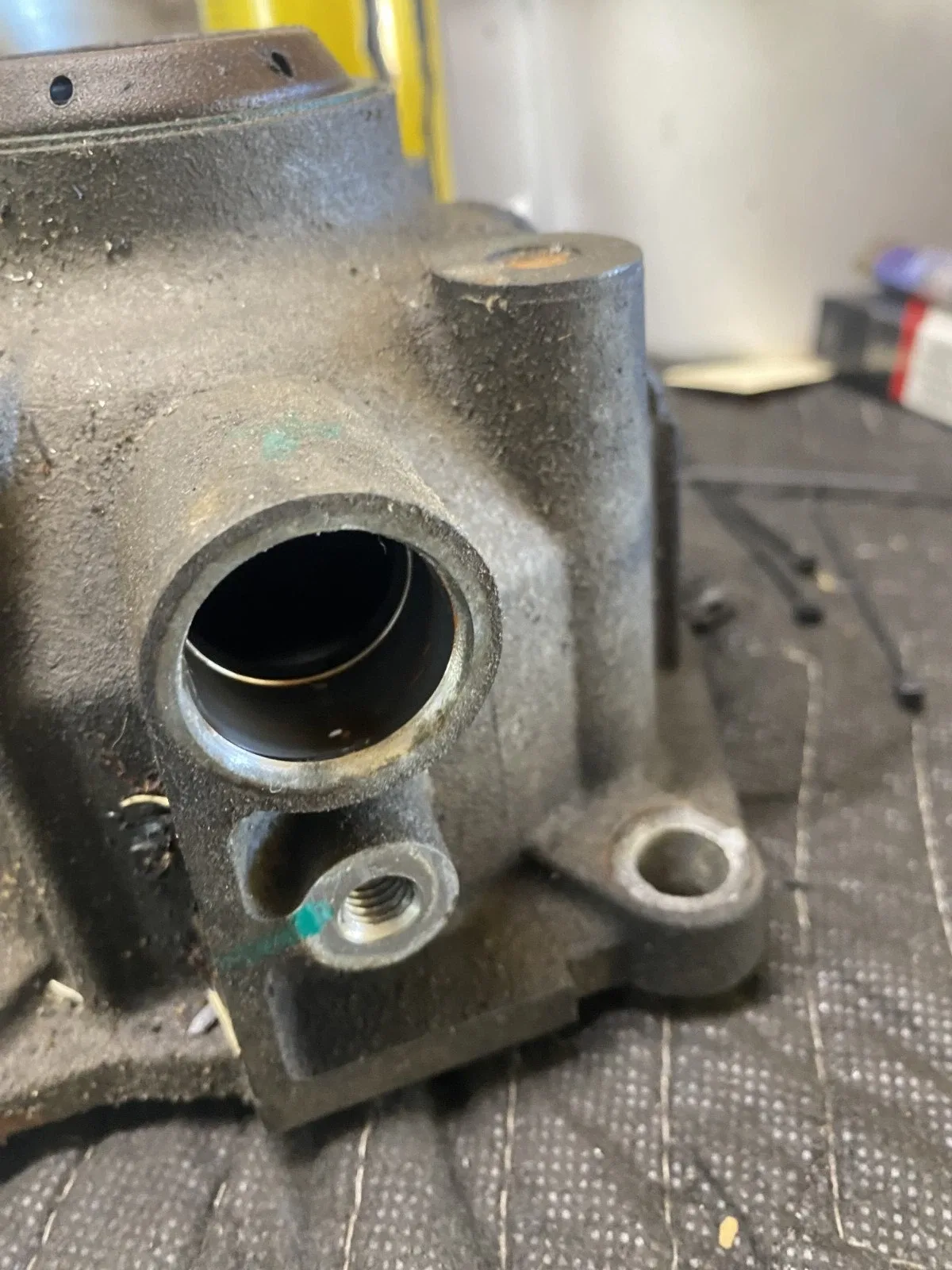 2008 Chevy Impala Differential Cover Housing OEM image 3